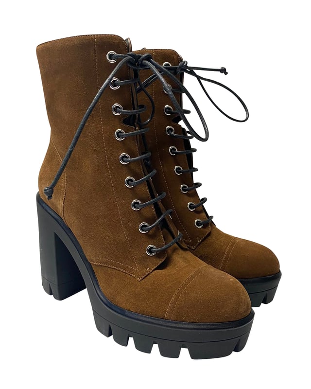 VINTAGE, RRP AS NEW
100% Leather, Imported, Rubber sole, Shaft measures approximately ankle-high from arch, Lug sole, Combat trend

Giuseppe Zanotti Ankle Lace Up Boots in Brown Suede
Color: brown
Material: Suede
Condition: excellent
Size: 39
Sign of wear: No
SKU: 86626