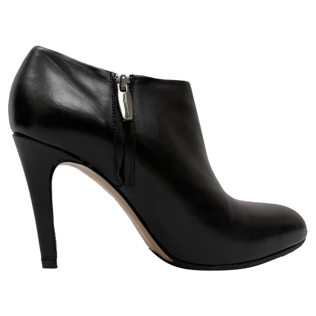 VINTAGE, RRP AS NEW
The **Gianvito Rossi Zipped Ankle Boots** in black leather are a refined essential, marrying sleek modern design with luxurious Italian craftsmanship. The streamlined silhouette and convenient side zip offer both effortless elegance and ease of wear. **Style Tip:** Pair them with tailored cigarette pants or a chic mini skirt and opaque tights to highlight the clean lines—and top it off with a structured blazer for polished, everyday sophistication.

 Gianvito Rossi Zipped Ankle Boots in Black Leather

Condition: Good
Signs of wear: Moderate signs of wear, replaced soles.
Packaging: None
Color: Black
Material: Leather | leather
Size: IT | 38
Measurements: Heel height: 100 mm; Insole length: 280 mm
SKU: TONPUGBSH509272W