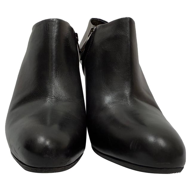 VINTAGE, RRP AS NEW
The **Gianvito Rossi Zipped Ankle Boots** in black leather are a refined essential, marrying sleek modern design with luxurious Italian craftsmanship. The streamlined silhouette and convenient side zip offer both effortless elegance and ease of wear. **Style Tip:** Pair them with tailored cigarette pants or a chic mini skirt and opaque tights to highlight the clean lines—and top it off with a structured blazer for polished, everyday sophistication.

 Gianvito Rossi Zipped Ankle Boots in Black Leather

Condition: Good
Signs of wear: Moderate signs of wear, replaced soles.
Packaging: None
Color: Black
Material: Leather | leather
Size: IT | 38
Measurements: Heel height: 100 mm; Insole length: 280 mm
SKU: TONPUGBSH509272W