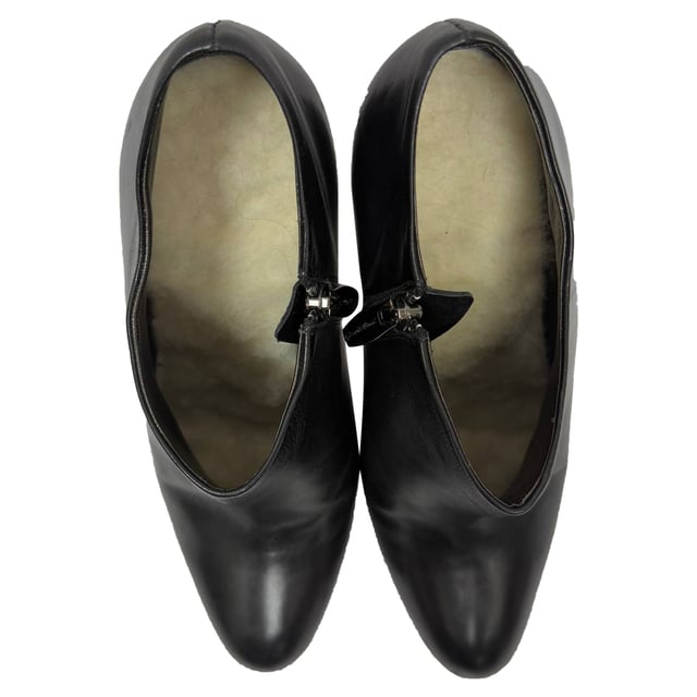 VINTAGE, RRP AS NEW
The **Gianvito Rossi Zipped Ankle Boots** in black leather are a refined essential, marrying sleek modern design with luxurious Italian craftsmanship. The streamlined silhouette and convenient side zip offer both effortless elegance and ease of wear. **Style Tip:** Pair them with tailored cigarette pants or a chic mini skirt and opaque tights to highlight the clean lines—and top it off with a structured blazer for polished, everyday sophistication.

 Gianvito Rossi Zipped Ankle Boots in Black Leather

Condition: Good
Signs of wear: Moderate signs of wear, replaced soles.
Packaging: None
Color: Black
Material: Leather | leather
Size: IT | 38
Measurements: Heel height: 100 mm; Insole length: 280 mm
SKU: TONPUGBSH509272W