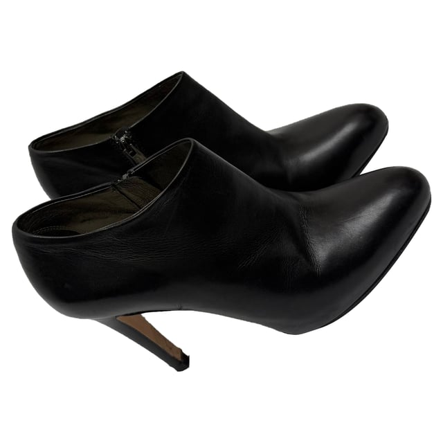 VINTAGE, RRP AS NEW
The **Gianvito Rossi Zipped Ankle Boots** in black leather are a refined essential, marrying sleek modern design with luxurious Italian craftsmanship. The streamlined silhouette and convenient side zip offer both effortless elegance and ease of wear. **Style Tip:** Pair them with tailored cigarette pants or a chic mini skirt and opaque tights to highlight the clean lines—and top it off with a structured blazer for polished, everyday sophistication.

 Gianvito Rossi Zipped Ankle Boots in Black Leather

Condition: Good
Signs of wear: Moderate signs of wear, replaced soles.
Packaging: None
Color: Black
Material: Leather | leather
Size: IT | 38
Measurements: Heel height: 100 mm; Insole length: 280 mm
SKU: TONPUGBSH509272W