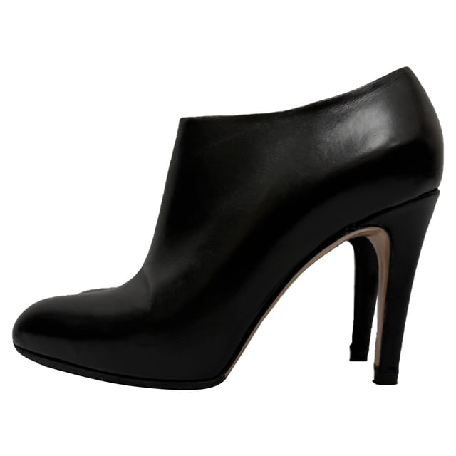 VINTAGE, RRP AS NEW
The **Gianvito Rossi Zipped Ankle Boots** in black leather are a refined essential, marrying sleek modern design with luxurious Italian craftsmanship. The streamlined silhouette and convenient side zip offer both effortless elegance and ease of wear. **Style Tip:** Pair them with tailored cigarette pants or a chic mini skirt and opaque tights to highlight the clean lines—and top it off with a structured blazer for polished, everyday sophistication.

 Gianvito Rossi Zipped Ankle Boots in Black Leather

Condition: Good
Signs of wear: Moderate signs of wear, replaced soles.
Packaging: None
Color: Black
Material: Leather | leather
Size: IT | 38
Measurements: Heel height: 100 mm; Insole length: 280 mm
SKU: TONPUGBSH509272W