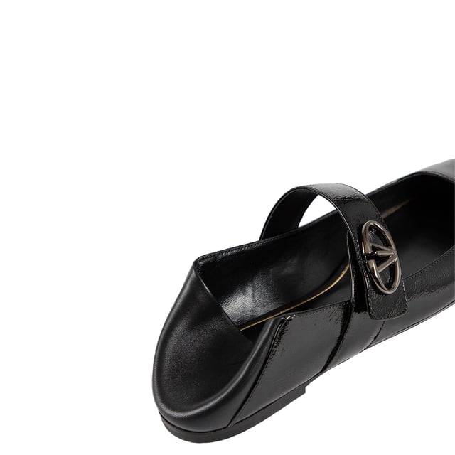 Composition: 100% calf leather  

Inner: Leather
Insole: Leather
Sole: Leather
Patent effect
Square toe
Branded insole
Top Vlogo locker closure
Made in  Italy
Gender: WOMEN
Product code: 5W2S0JV2IZM_0NO
Code: SHO VQ 2 FL SS25 13251