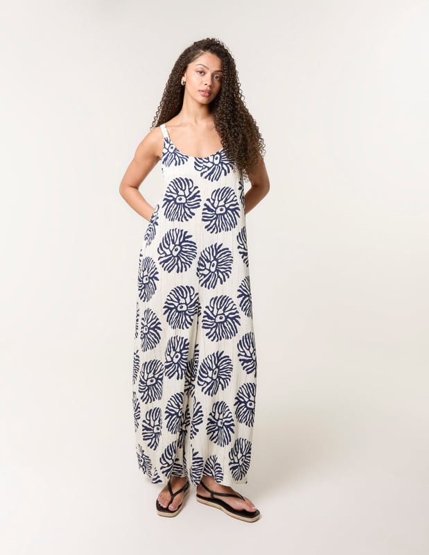 A oversized light easy wearing jumpsuit you will sure want to jump into throughout summer.     