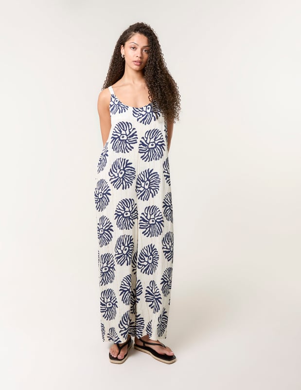 A oversized light easy wearing jumpsuit you will sure want to jump into throughout summer.     