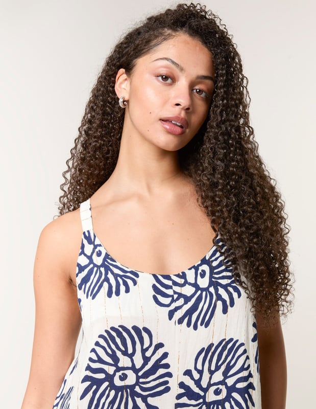 A oversized light easy wearing jumpsuit you will sure want to jump into throughout summer.     