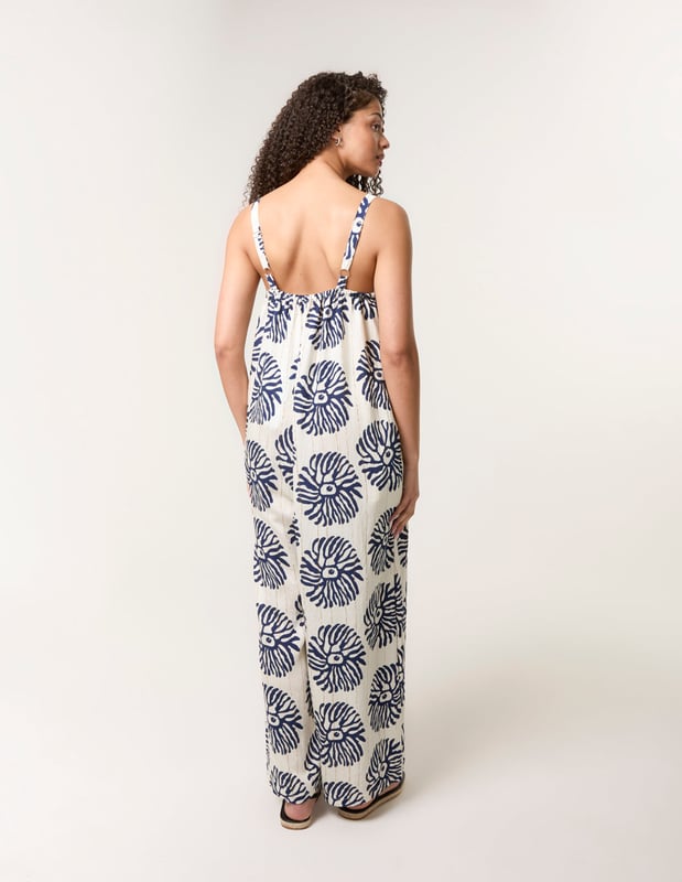 A oversized light easy wearing jumpsuit you will sure want to jump into throughout summer.     