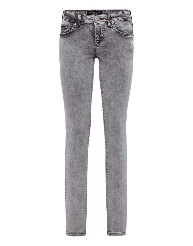 Estos pantalones de denim elástico desgastado de cinco bolsillos, lisos y básicos, son fieles a su promesa de comodidad gracias a la resistencia y gran calidad del tejido. Cierre con botón único de metal. Insignia de metal con las letras de la firma cosidas en el bolsillo trasero derecho. Bajo: 30 cm. Corte: Slim.