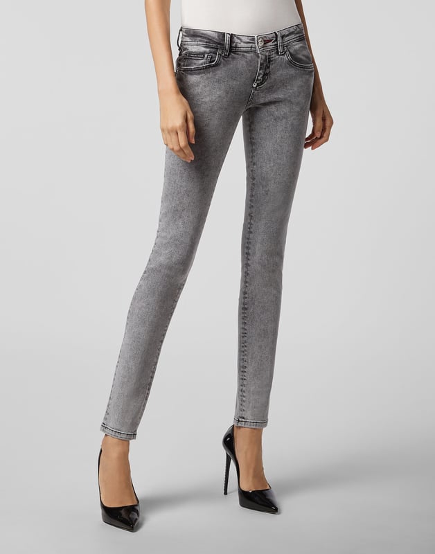 Estos pantalones de denim elástico desgastado de cinco bolsillos, lisos y básicos, son fieles a su promesa de comodidad gracias a la resistencia y gran calidad del tejido. Cierre con botón único de metal. Insignia de metal con las letras de la firma cosidas en el bolsillo trasero derecho. Bajo: 30 cm. Corte: Slim.