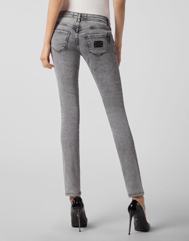 Estos pantalones de denim elástico desgastado de cinco bolsillos, lisos y básicos, son fieles a su promesa de comodidad gracias a la resistencia y gran calidad del tejido. Cierre con botón único de metal. Insignia de metal con las letras de la firma cosidas en el bolsillo trasero derecho. Bajo: 30 cm. Corte: Slim.