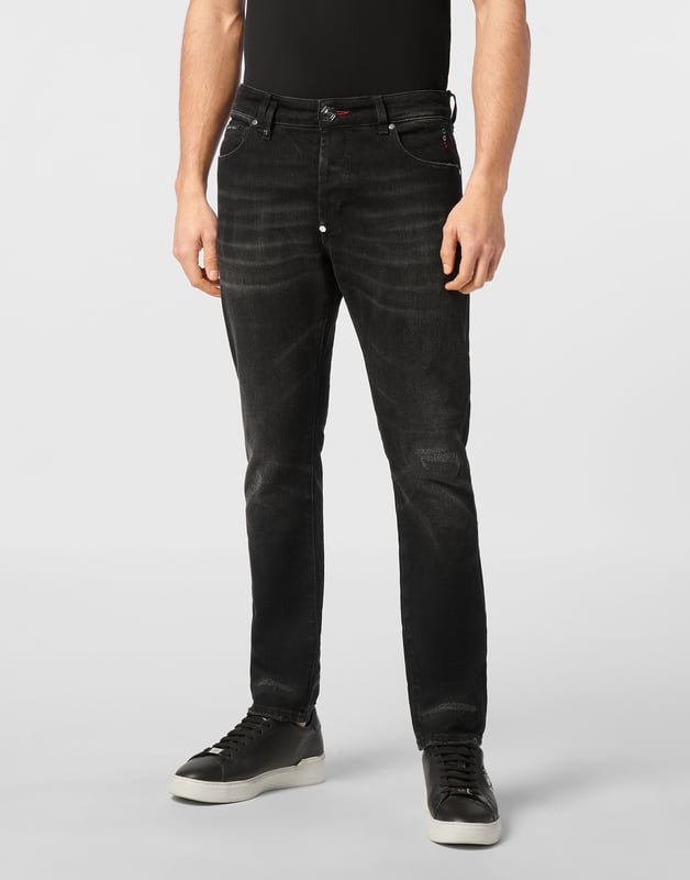 Forget about the routine and choose something totally original like these jeans with a strong character.                                                                 Used effect denim    Single metal button   Logoed patch sewn on the back   Canvas label sewn on the back   Fit: Skinny