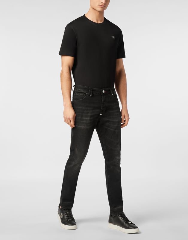 Forget about the routine and choose something totally original like these jeans with a strong character.                                                                 Used effect denim    Single metal button   Logoed patch sewn on the back   Canvas label sewn on the back   Fit: Skinny