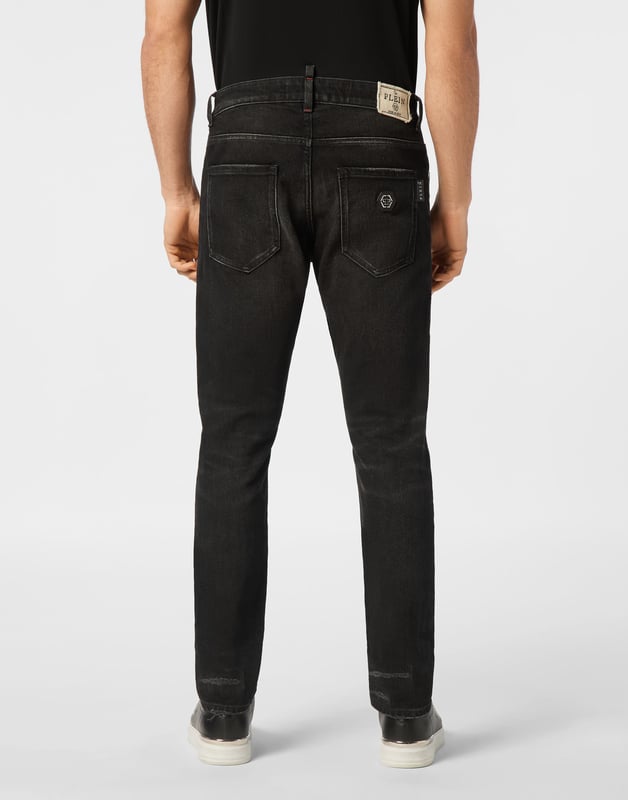 Forget about the routine and choose something totally original like these jeans with a strong character.                                                                 Used effect denim    Single metal button   Logoed patch sewn on the back   Canvas label sewn on the back   Fit: Skinny