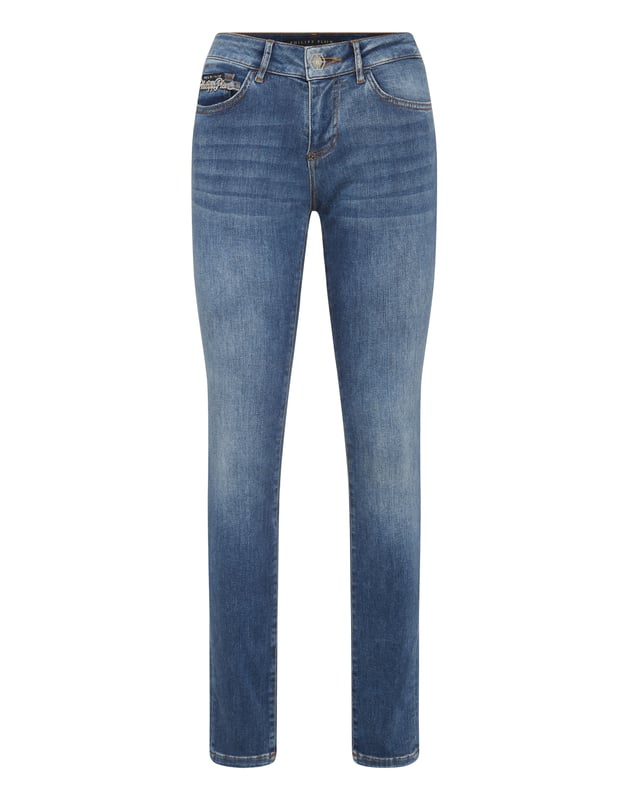 Estilo y originalidad con estos jeggings vaqueros de 5 bolsillos de corte básico y elementos brillantes. Descubra más.                                                                Denim elástico   Parche con pedrería en el bolsillo trasero derecho   Parche con logotipo cosido en la parte trasera   Cierre con un solo botón metálico   Ajuste: Slim