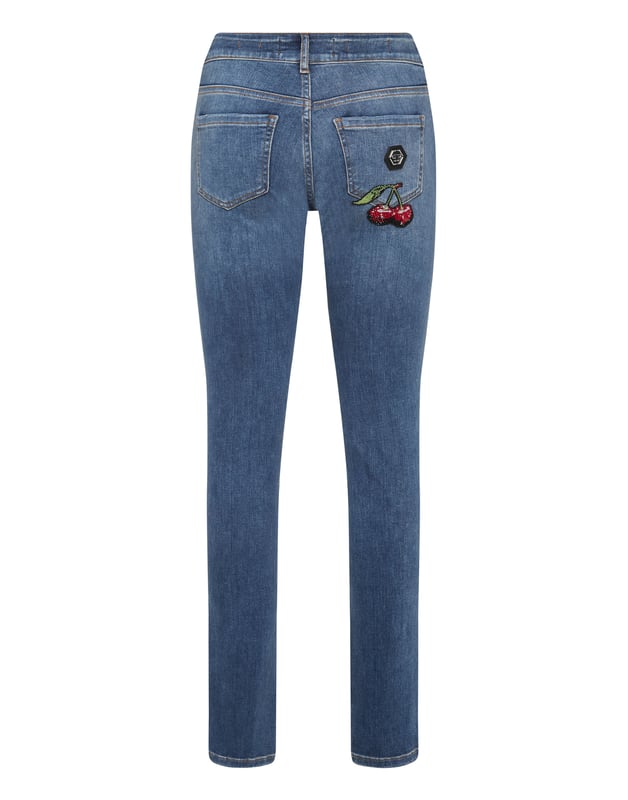 Estilo y originalidad con estos jeggings vaqueros de 5 bolsillos de corte básico y elementos brillantes. Descubra más.                                                                Denim elástico   Parche con pedrería en el bolsillo trasero derecho   Parche con logotipo cosido en la parte trasera   Cierre con un solo botón metálico   Ajuste: Slim