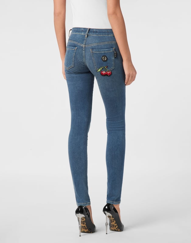 Estilo y originalidad con estos jeggings vaqueros de 5 bolsillos de corte básico y elementos brillantes. Descubra más.                                                                Denim elástico   Parche con pedrería en el bolsillo trasero derecho   Parche con logotipo cosido en la parte trasera   Cierre con un solo botón metálico   Ajuste: Slim