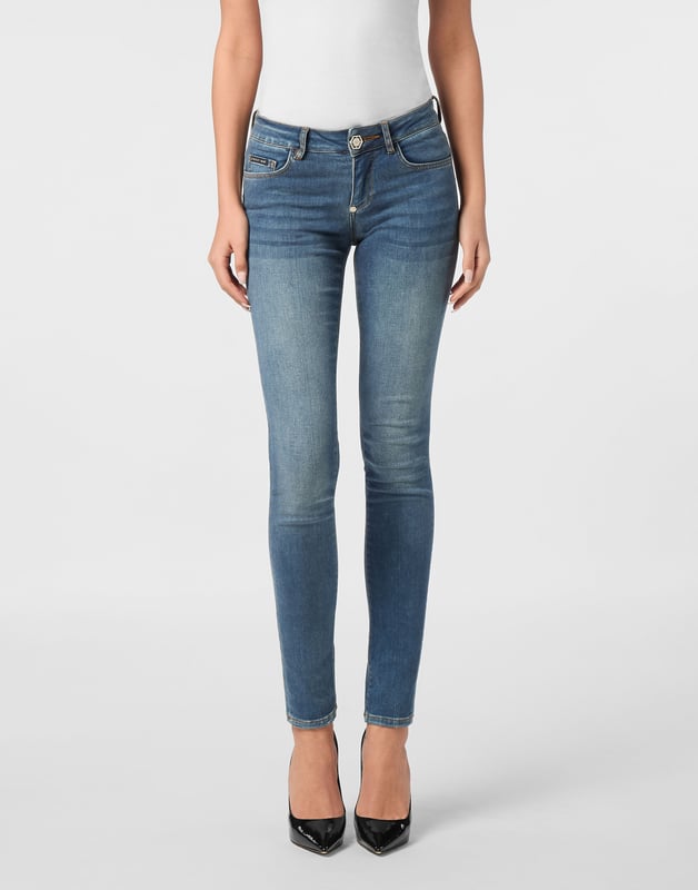 Estilo y originalidad con estos jeggings vaqueros de 5 bolsillos de corte básico y elementos brillantes. Descubra más.                                                                Denim elástico   Parche con pedrería en el bolsillo trasero derecho   Parche con logotipo cosido en la parte trasera   Cierre con un solo botón metálico   Ajuste: Slim