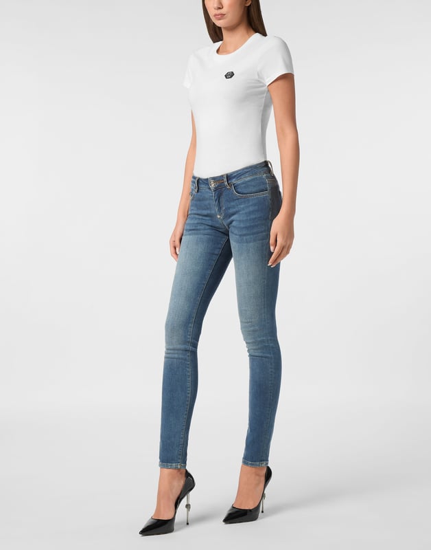 Estilo y originalidad con estos jeggings vaqueros de 5 bolsillos de corte básico y elementos brillantes. Descubra más.                                                                Denim elástico   Parche con pedrería en el bolsillo trasero derecho   Parche con logotipo cosido en la parte trasera   Cierre con un solo botón metálico   Ajuste: Slim