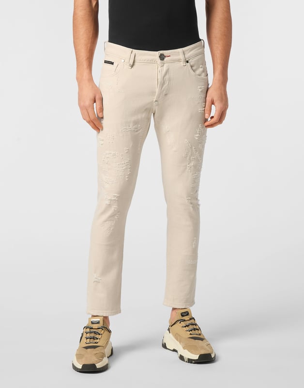 Forget about the routine and choose something totally original like these jeans with a strong character.                                                                 Used effect denim    Single metal button   Logoed patch sewn on the back   Canvas label sewn on the back   Fit: Skinny