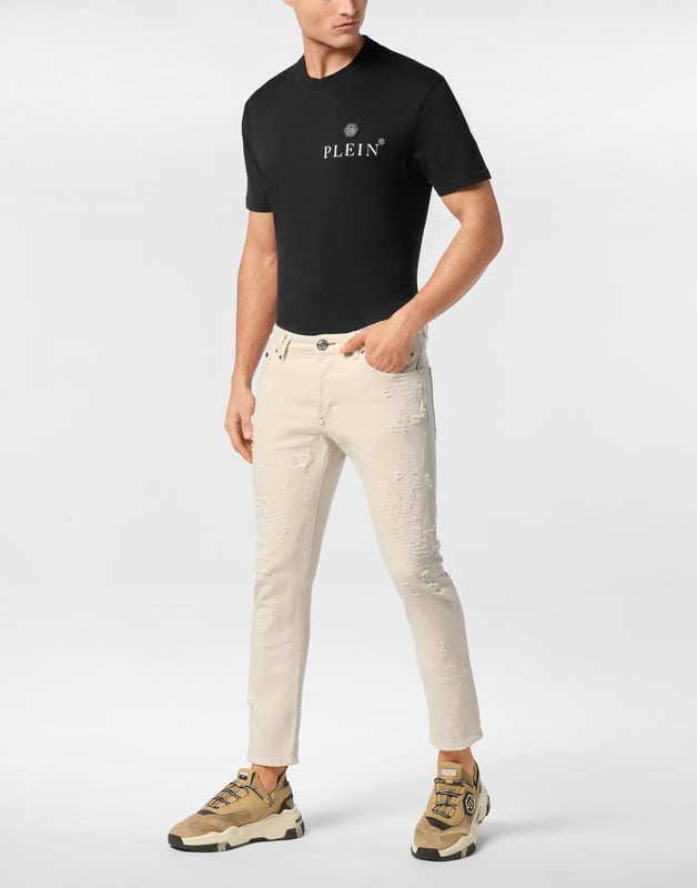 Forget about the routine and choose something totally original like these jeans with a strong character.                                                                 Used effect denim    Single metal button   Logoed patch sewn on the back   Canvas label sewn on the back   Fit: Skinny