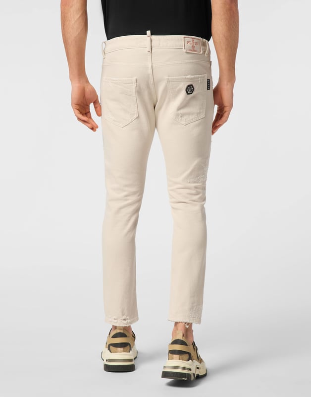 Forget about the routine and choose something totally original like these jeans with a strong character.                                                                 Used effect denim    Single metal button   Logoed patch sewn on the back   Canvas label sewn on the back   Fit: Skinny