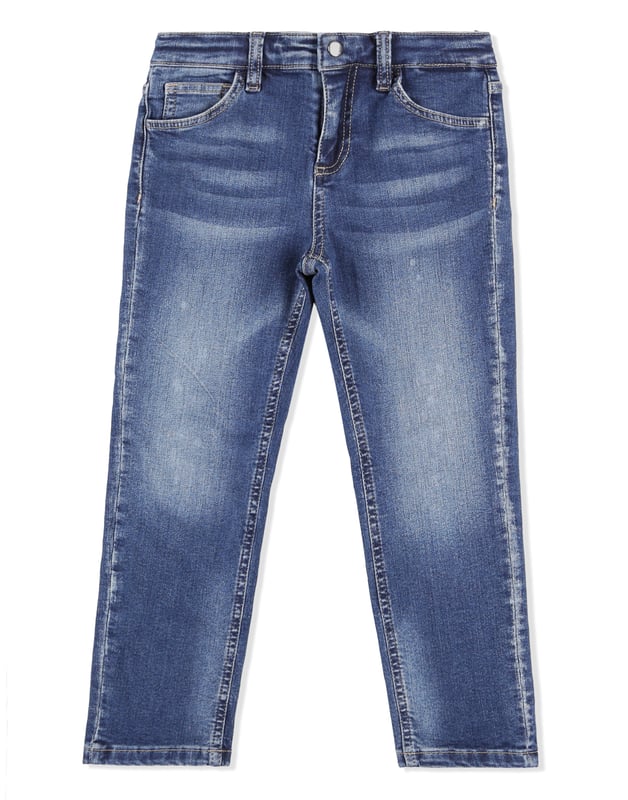 Los clásicos pantalones de denim desgastado de cinco bolsillos son indispensables, incluso en el armario de un niño. Este modelo incluye un botón de metal en la cintura. El bolsillo trasero derecho está adornado con el monograma de la firma bordado. Corte: Regular.
