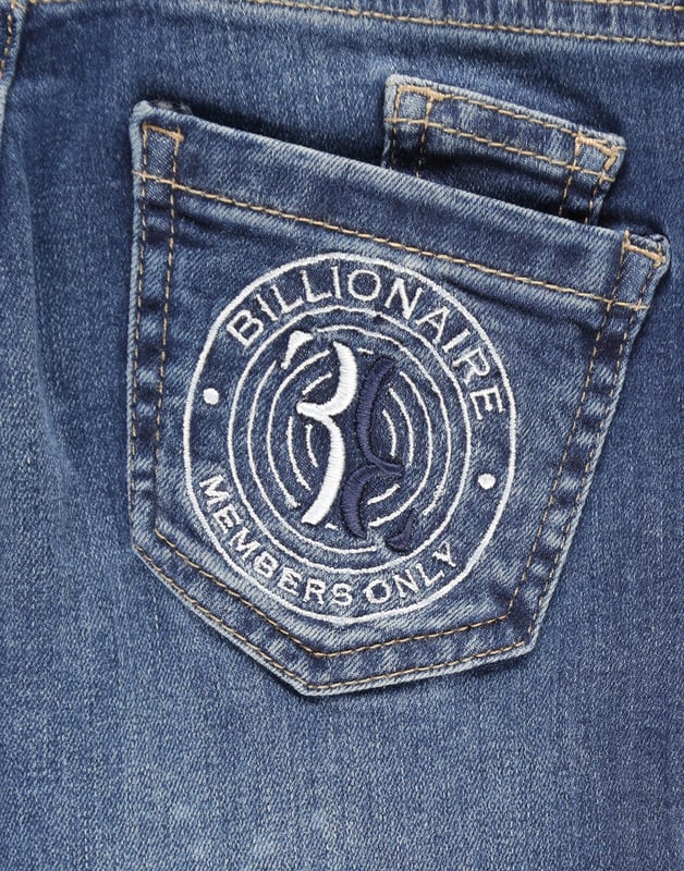 Los clásicos pantalones de denim desgastado de cinco bolsillos son indispensables, incluso en el armario de un niño. Este modelo incluye un botón de metal en la cintura. El bolsillo trasero derecho está adornado con el monograma de la firma bordado. Corte: Regular.