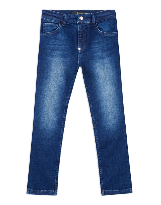 Los clásicos pantalones vaqueros desgastados con 5 bolsillos, son una prenda esencial en el guardarropa de un niño. Este modelo incluye botón de metal. El bolsillo derecho trasero está decorado con un parche de ante con el logotipo de Maison bordado en tela plumeti. Ajuste: Regular