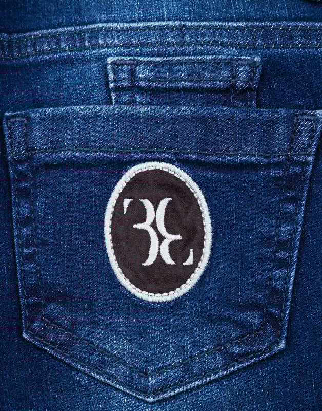 Los clásicos pantalones vaqueros desgastados con 5 bolsillos, son una prenda esencial en el guardarropa de un niño. Este modelo incluye botón de metal. El bolsillo derecho trasero está decorado con un parche de ante con el logotipo de Maison bordado en tela plumeti. Ajuste: Regular