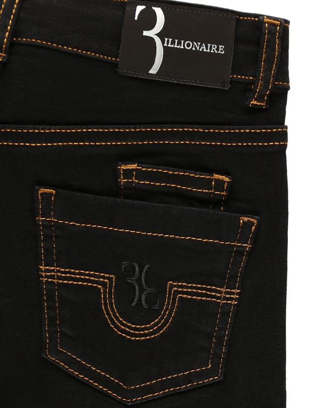 Estos clásicos pantalones de denim desgastado de cinco bolsillos no pueden faltar ni siquiera en el armario de un niño. Este modelo presenta un único botón de metal en la cintura. Remaches de metal con forma de blasón en los bolsillos. El monograma de la firma se presenta bordado en ambos bolsillos traseros y estampado en la etiqueta de piel adherida en la parte posterior de la cintura. Corte: Regular.