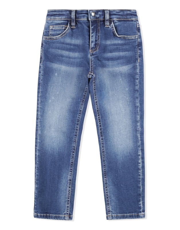 Los clásicos pantalones de denim desgastado de cinco bolsillos son indispensables, incluso en el armario de un niño. Este modelo incluye un botón de metal en la cintura. El bolsillo trasero derecho está adornado con un parche con el icónico emblema de la firma bordado. Corte: Regular.