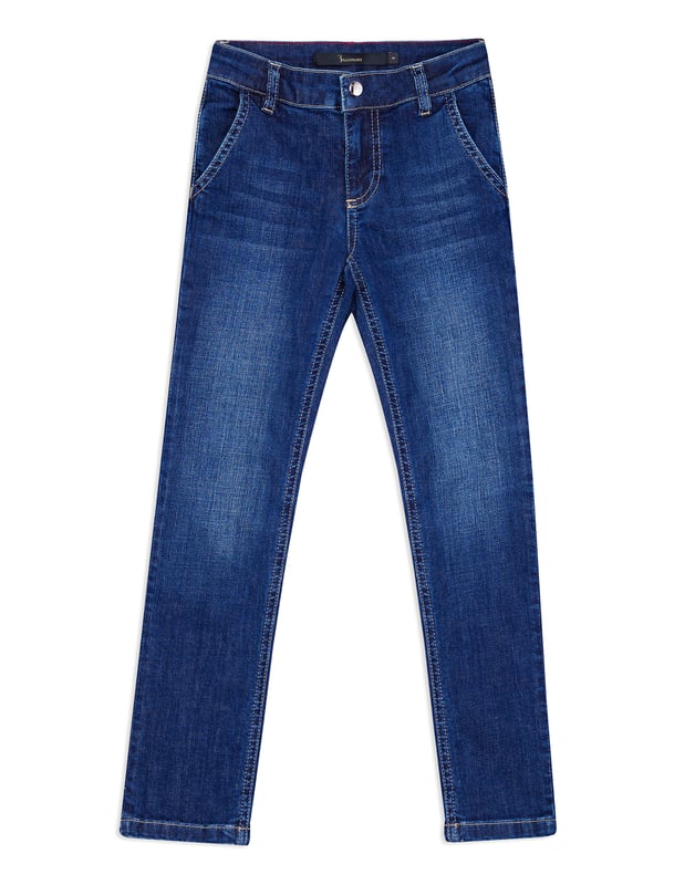 La tela de denim desgastada es la que también se emplea en estos clásicos pantalones chinos, otorgándoles una imagen más fresca, apta para la juventud de quienes los llevan. Cuatro bolsillos: dos en la parte frontal y dos insertados en la parte posterior. El parche bordado con el emblema de la firma está cosido debajo del bolsillo trasero derecho. Botonadura de metal en la cintura. Corte: Regular.