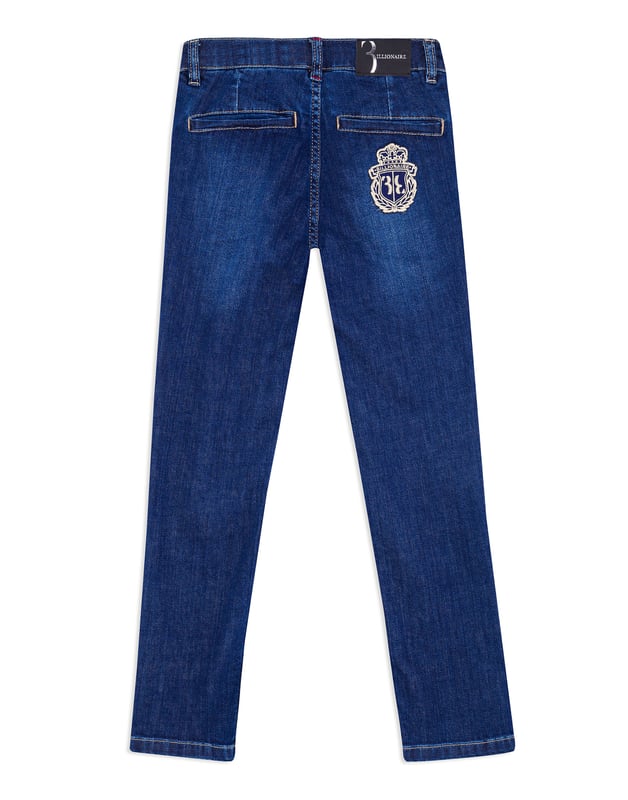 La tela de denim desgastada es la que también se emplea en estos clásicos pantalones chinos, otorgándoles una imagen más fresca, apta para la juventud de quienes los llevan. Cuatro bolsillos: dos en la parte frontal y dos insertados en la parte posterior. El parche bordado con el emblema de la firma está cosido debajo del bolsillo trasero derecho. Botonadura de metal en la cintura. Corte: Regular.