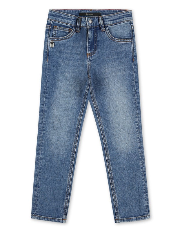 Estos clásicos pantalones de denim con cinco bolsillos es un imprescindible del armario infantil. Este modelo elástico cuenta con detalles de cuero y un cierre con botón único de metal. El emblemático escudo de la firma se presenta bordado en el bolsillo trasero derecho. Corte: Regular.