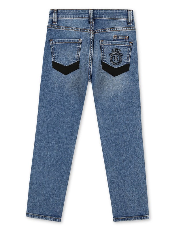 Estos clásicos pantalones de denim con cinco bolsillos es un imprescindible del armario infantil. Este modelo elástico cuenta con detalles de cuero y un cierre con botón único de metal. El emblemático escudo de la firma se presenta bordado en el bolsillo trasero derecho. Corte: Regular.