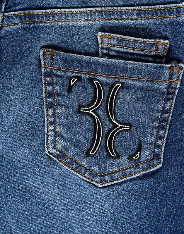 Estos clásicos pantalones de denim desgastado de cinco bolsillos no pueden faltar ni siquiera en el armario de un niño. Este modelo presenta un único botón de metal en la cintura. Presenta un inserto de piel sintética con el emblemático monograma cosido en el bolsillo trasero derecho. El monograma de la doble B se presenta estampado en la etiqueta de piel adherida en la parte posterior. Corte: Regular.