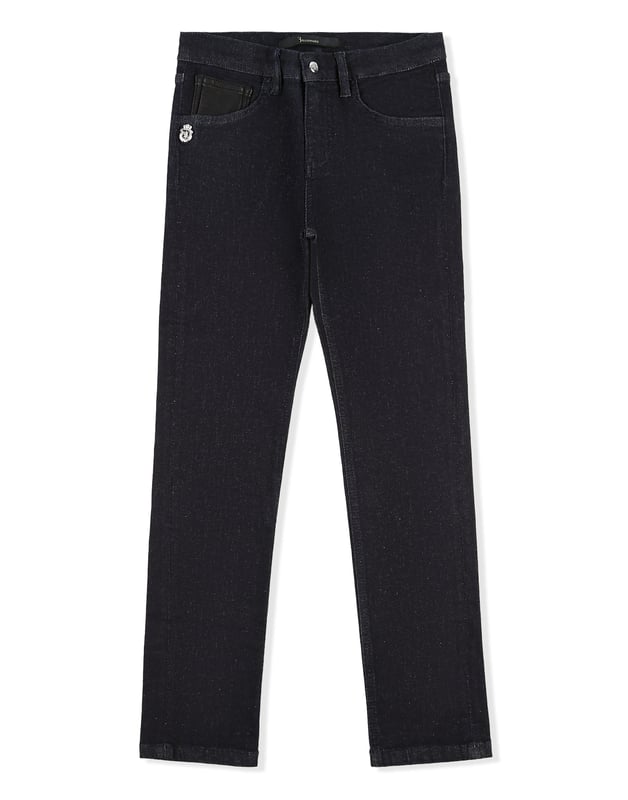 Estos clásicos pantalones de denim desgastado de cinco bolsillos no pueden faltar ni siquiera en el armario de un niño. Este modelo cuenta con bolsillos del reloj y traseros de piel sintética y un único botón de metal en la cintura. El emblemático monograma metálico está cosido en el bolsillo trasero derecho. El blasón de la firma se presenta estampado en la etiqueta de piel adherida en la parte posterior. Corte: Regular.