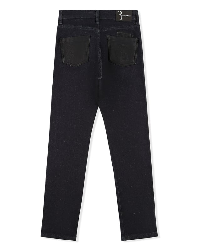 Estos clásicos pantalones de denim desgastado de cinco bolsillos no pueden faltar ni siquiera en el armario de un niño. Este modelo cuenta con bolsillos del reloj y traseros de piel sintética y un único botón de metal en la cintura. El emblemático monograma metálico está cosido en el bolsillo trasero derecho. El blasón de la firma se presenta estampado en la etiqueta de piel adherida en la parte posterior. Corte: Regular.