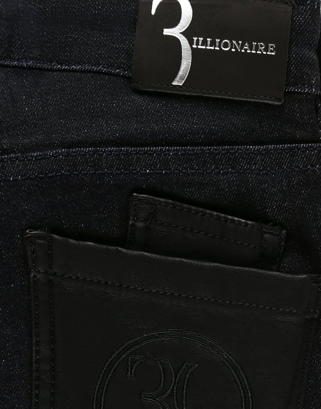 Estos clásicos pantalones de denim desgastado de cinco bolsillos no pueden faltar ni siquiera en el armario de un niño. Este modelo cuenta con bolsillos del reloj y traseros de piel sintética y un único botón de metal en la cintura. El emblemático monograma metálico está cosido en el bolsillo trasero derecho. El blasón de la firma se presenta estampado en la etiqueta de piel adherida en la parte posterior. Corte: Regular.