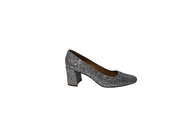Empfohlener Verkaufspreis
Die Mansur Gavriel Pumps sind aus Leder gefertigt und mit silbernem Glitzer überzogen. Sie haben eine runde Zehenpartie und einen ebenfalls glitzernden Absatz. Der markentypische, halbmondförmige Blockabsatz verleiht Ihrem Look einen lässigen Look, ohne auf Komfort zu verzichten. Kombinieren Sie sie mit einer verkürzten Hose oder einem taillierten Midirock.

Mansur Gavriel Glitzerpumps aus silbernem Leder
Zustand: Sehr gut
Gebrauchsspuren: Abnutzung an der Sohle
Material: Leder/Glitzer
Größe: 36/US6
Artikelnummer: 124352