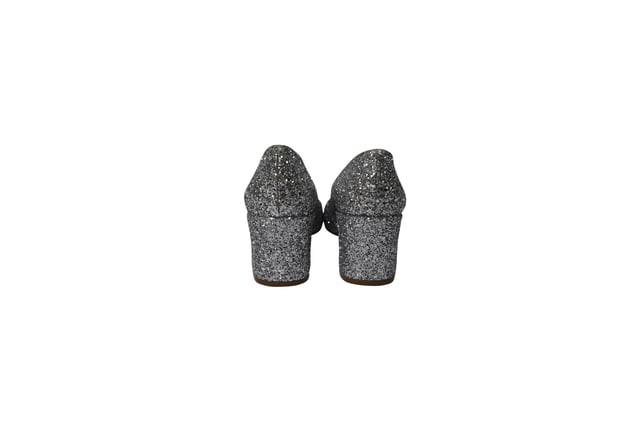 Empfohlener Verkaufspreis
Die Mansur Gavriel Pumps sind aus Leder gefertigt und mit silbernem Glitzer überzogen. Sie haben eine runde Zehenpartie und einen ebenfalls glitzernden Absatz. Der markentypische, halbmondförmige Blockabsatz verleiht Ihrem Look einen lässigen Look, ohne auf Komfort zu verzichten. Kombinieren Sie sie mit einer verkürzten Hose oder einem taillierten Midirock.

Mansur Gavriel Glitzerpumps aus silbernem Leder
Zustand: Sehr gut
Gebrauchsspuren: Abnutzung an der Sohle
Material: Leder/Glitzer
Größe: 36/US6
Artikelnummer: 124352