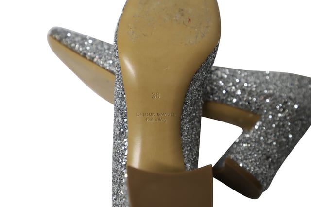 Empfohlener Verkaufspreis
Die Mansur Gavriel Pumps sind aus Leder gefertigt und mit silbernem Glitzer überzogen. Sie haben eine runde Zehenpartie und einen ebenfalls glitzernden Absatz. Der markentypische, halbmondförmige Blockabsatz verleiht Ihrem Look einen lässigen Look, ohne auf Komfort zu verzichten. Kombinieren Sie sie mit einer verkürzten Hose oder einem taillierten Midirock.

Mansur Gavriel Glitzerpumps aus silbernem Leder
Zustand: Sehr gut
Gebrauchsspuren: Abnutzung an der Sohle
Material: Leder/Glitzer
Größe: 36/US6
Artikelnummer: 124352