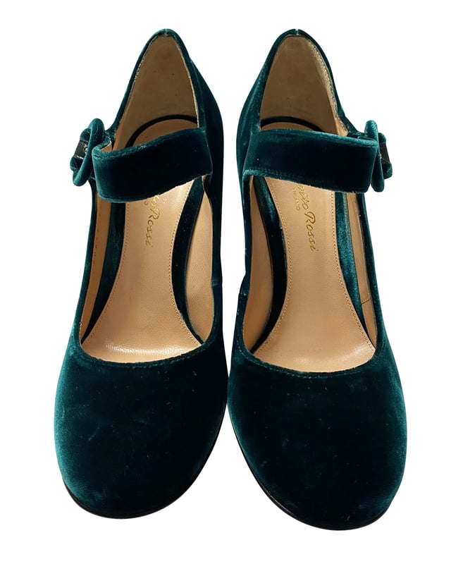 VINTAGE, RRP AS NEW
Green velvet mary-jane pump from Gianvito Rossi. The Lorraine pump has a 100mm block heel, an adjustable strap across the foot, and a round toe.

True to size
Leather sole
Made in Italy

Gianvito Rosi Lorraine Mary Jane Pumps in Green Velvet
Color: Green 
Material: Velvet
Condition: excellent
Size: 34
Sign of wear: No
SKU: 81987