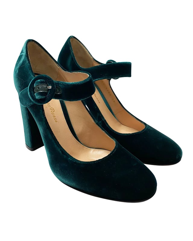 VINTAGE, RRP AS NEW
Green velvet mary-jane pump from Gianvito Rossi. The Lorraine pump has a 100mm block heel, an adjustable strap across the foot, and a round toe.

True to size
Leather sole
Made in Italy

Gianvito Rosi Lorraine Mary Jane Pumps in Green Velvet
Color: Green 
Material: Velvet
Condition: excellent
Size: 34
Sign of wear: No
SKU: 81987