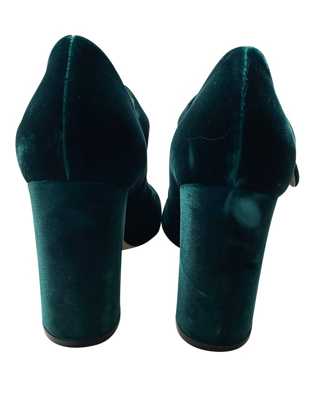 VINTAGE, RRP AS NEW
Green velvet mary-jane pump from Gianvito Rossi. The Lorraine pump has a 100mm block heel, an adjustable strap across the foot, and a round toe.

True to size
Leather sole
Made in Italy

Gianvito Rosi Lorraine Mary Jane Pumps in Green Velvet
Color: Green 
Material: Velvet
Condition: excellent
Size: 34
Sign of wear: No
SKU: 81987
