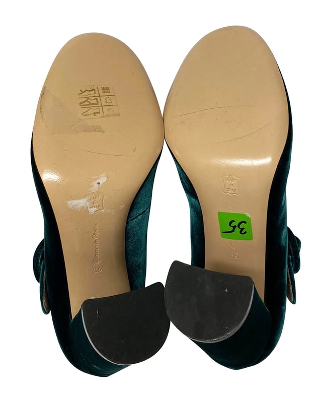 VINTAGE, RRP AS NEW
Green velvet mary-jane pump from Gianvito Rossi. The Lorraine pump has a 100mm block heel, an adjustable strap across the foot, and a round toe.

True to size
Leather sole
Made in Italy

Gianvito Rosi Lorraine Mary Jane Pumps in Green Velvet
Color: Green 
Material: Velvet
Condition: excellent
Size: 34
Sign of wear: No
SKU: 81987