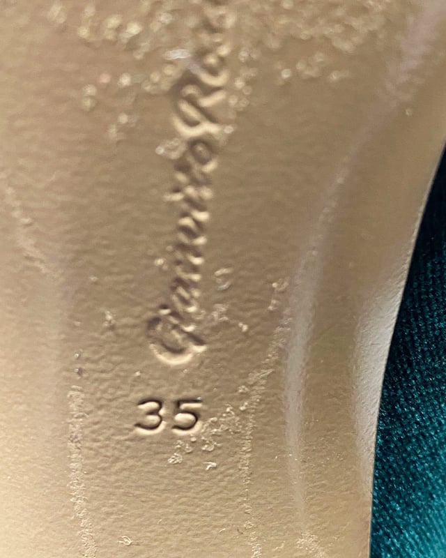 VINTAGE, RRP AS NEW
Green velvet mary-jane pump from Gianvito Rossi. The Lorraine pump has a 100mm block heel, an adjustable strap across the foot, and a round toe.

True to size
Leather sole
Made in Italy

Gianvito Rosi Lorraine Mary Jane Pumps in Green Velvet
Color: Green 
Material: Velvet
Condition: excellent
Size: 34
Sign of wear: No
SKU: 81987
