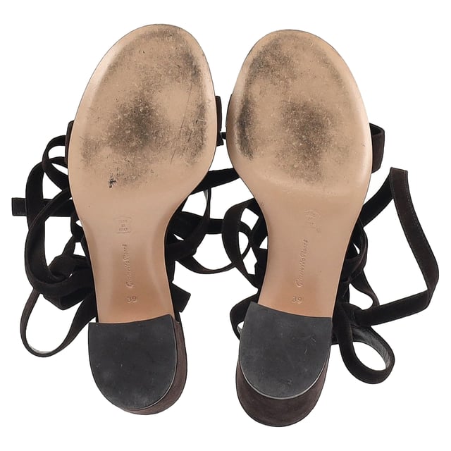 VINTAGE, RRP AS NEW
The Gianvito Rossi Strappy Block-Heel Sandals in brown suede are the perfect blend of sophistication and comfort. Crafted from soft, premium suede, these sandals feature elegant strappy detailing and a sturdy block heel that offers both style and support. The rich brown hue makes them a versatile addition to any wardrobe, ideal for both casual and formal occasions. With their timeless design, these sandals elevate your look with effortless chic.

Styling Tip:
Pair the Gianvito Rossi Strappy Block-Heel Sandals with a flowy midi dress or a tailored jumpsuit for a polished, evening-ready outfit. For a more casual daytime look, wear them with high-waisted jeans and a tucked-in blouse or a light sundress. The block heel adds a modern touch while ensuring all-day comfort, making them perfect for both office wear and evening outings. Keep accessories simple to let the sandals shine as the focal point of your look.

Gianvito Rossi Strappy Block-Heel Sandals in Brown Suede

Condition: Very good
Signs of wear: Minor signs of wear
Packaging: None
Color: Brown | ochre
Material: Suede
Size: IT | 39
Measurements: Heel height: 65; Insole length: 240
SKU: NAPPUGBSH457174W