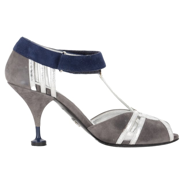 Empfohlener Verkaufspreis
Zeigen Sie sich frech mit diesen Riemchensandalen von Prada! Die Sandalen aus feinstem Leder und Wildleder haben eine tiefschwarze Vorderklappe und eine rote Hinterklappe. Silberne Einsätze zieren die Konturen und runden den Look ab.

Prada T-Riemen-Pumps mit Colorblock-Muster aus grauem Wildleder
Zustand: Sehr gut
Gebrauchsspuren: Leichte Gebrauchsspuren, wenig getragen, aber sehr gut erhalten. Leichte Gebrauchsspuren und Knicke an den Sohlen und Absätzen.
Verpackung: Karton, Staubbeutel
Farbe: Grau
Material: Wildleder
Größe: EU | 37
Maße: Absatzhöhe: 80; Innensohlenlänge: 240
Artikelnummer: NAPPUFRSH520146W