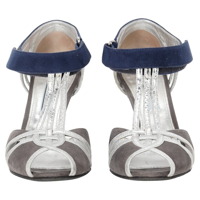 Empfohlener Verkaufspreis
Zeigen Sie sich frech mit diesen Riemchensandalen von Prada! Die Sandalen aus feinstem Leder und Wildleder haben eine tiefschwarze Vorderklappe und eine rote Hinterklappe. Silberne Einsätze zieren die Konturen und runden den Look ab.

Prada T-Riemen-Pumps mit Colorblock-Muster aus grauem Wildleder
Zustand: Sehr gut
Gebrauchsspuren: Leichte Gebrauchsspuren, wenig getragen, aber sehr gut erhalten. Leichte Gebrauchsspuren und Knicke an den Sohlen und Absätzen.
Verpackung: Karton, Staubbeutel
Farbe: Grau
Material: Wildleder
Größe: EU | 37
Maße: Absatzhöhe: 80; Innensohlenlänge: 240
Artikelnummer: NAPPUFRSH520146W